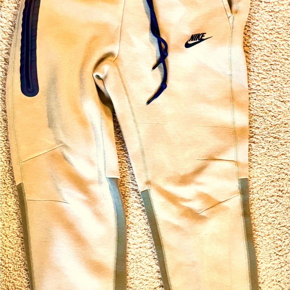 Nike beige and green Sweatpants Relaxed Fit